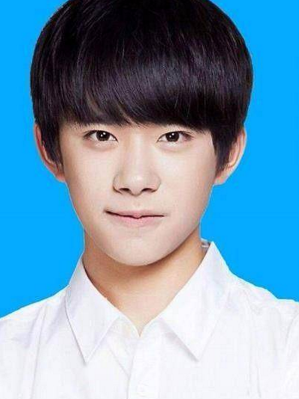 同为明星证件照:逃过了王俊凯,躲过了杨洋,却被钟汉良成功迷住_腾讯新