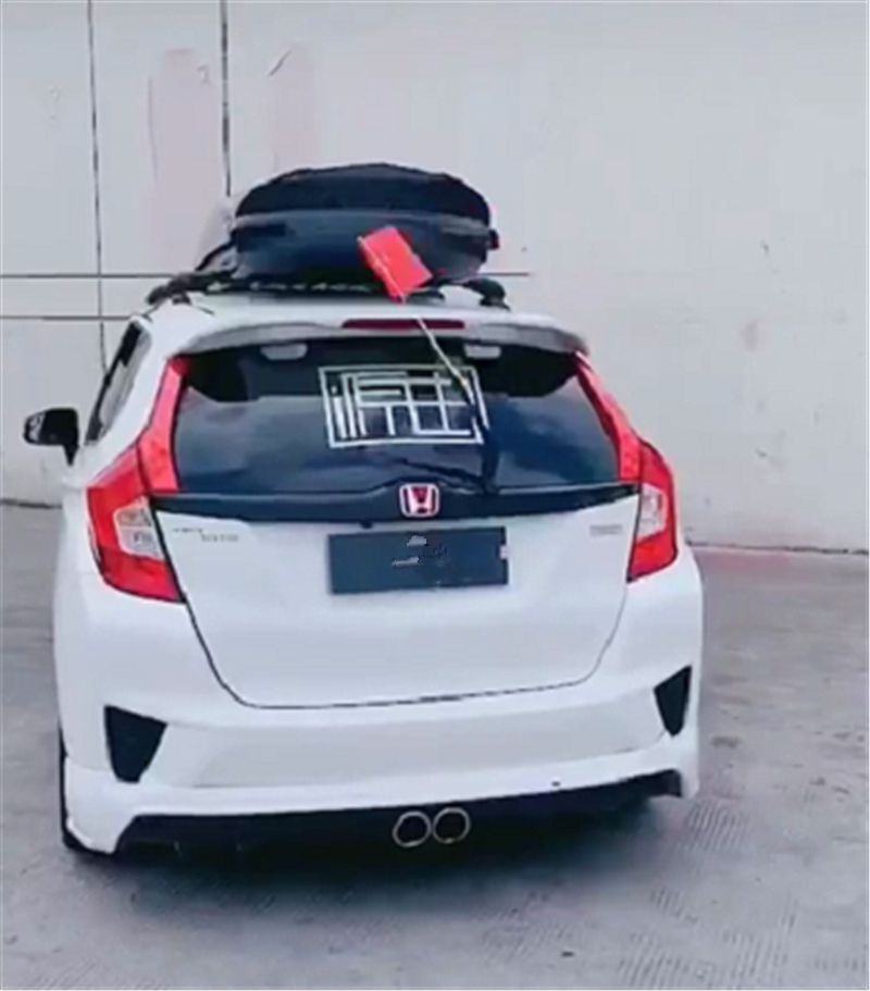 "红标"本田飞度,改红色轮毂,中置双出排气,车尾一面旗显爱国