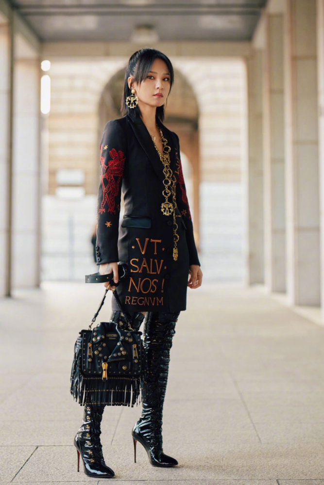 34岁周笔畅终于换新穿搭风格,波波头搭西服裙装,女人味十足