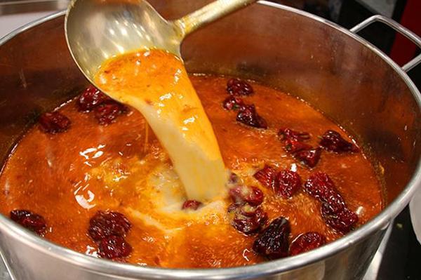 在味道调好之后,这样一锅美味的麻辣烫汤底就做好了.