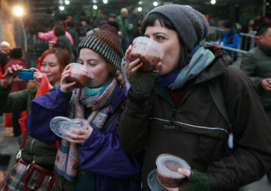 英国游客在婺源迷路,消防员全程英文沟通,老外