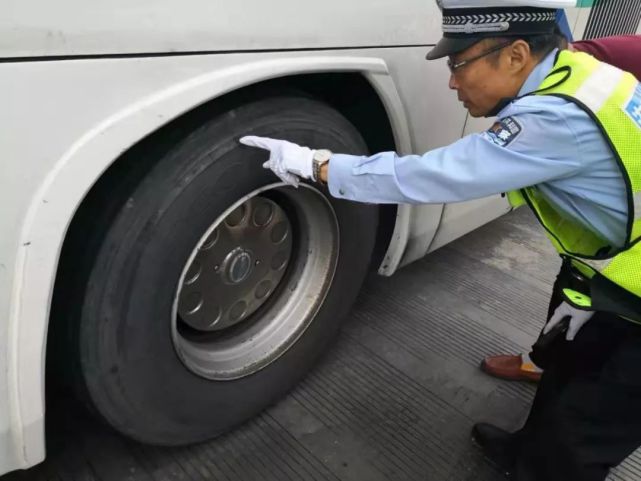 服務區上車檢查等方式,狠抓源頭管理,確保國慶期間客運車輛行車安全!