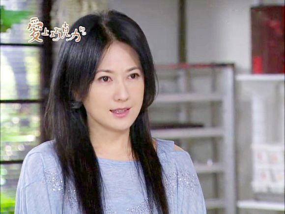 她是金城武前女友,曾两次嫁入豪门,今年近60和儿子合影如姐弟