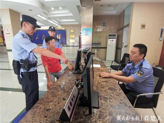 59岁老民警处警巧遇值班儿子短暂相聚