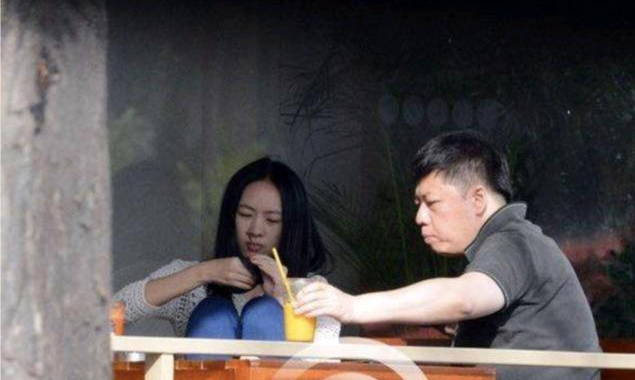 童谣与51岁王冉合体穿蓝白配高冷又出众富豪老公秒变小跟班