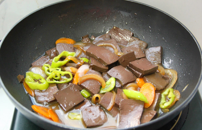 洋葱和此物是绝配,每天炒一盘,补血补铁,软化血管,血管通畅了