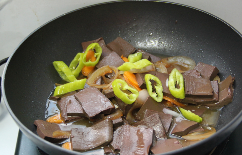 醋,食用盐少许,胡椒粉等调味品少许,这道营养健康的洋葱炒猪血做好了