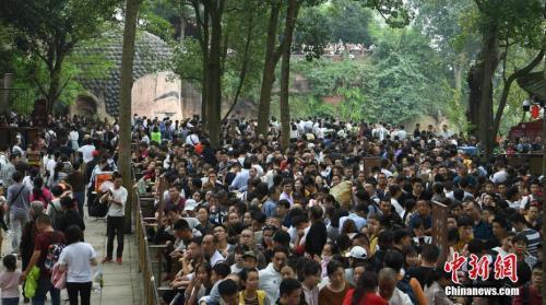 10月3日，乐山大佛景区迎来国庆长假客流高峰，景区内游人如织。中新社记者 刘忠俊 摄