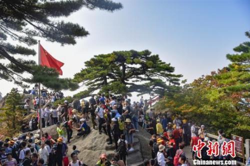黄山迎客松景点附近游人如织。杨传琳 摄