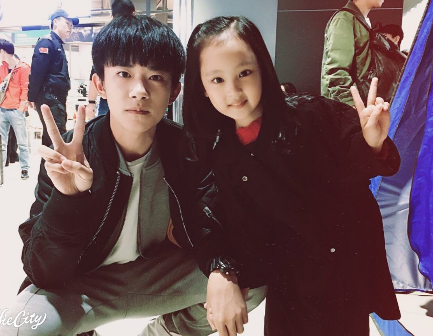 有种"长大"叫果果,9岁化浓妆穿高跟鞋,这气场谁能顶得住