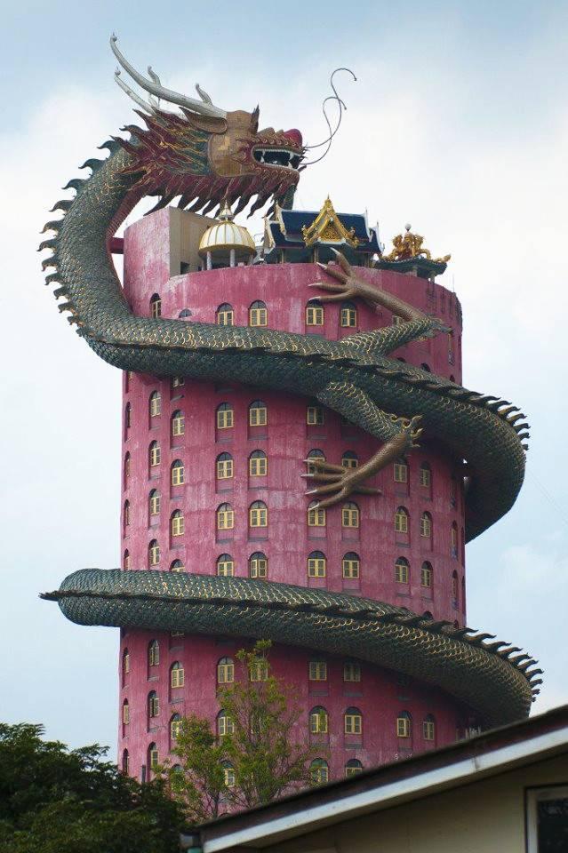 旅游的一大看点,其实泰国的很多寺庙都会添加"龙"元素,如清迈的双龙庙