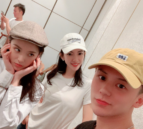 朱云慧送大宝胸针张领领随即发微博表达感谢两人关系真好