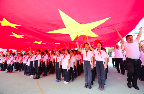 国旗下,共成长 《闪亮的名字》莘莘学子升旗献礼祖国