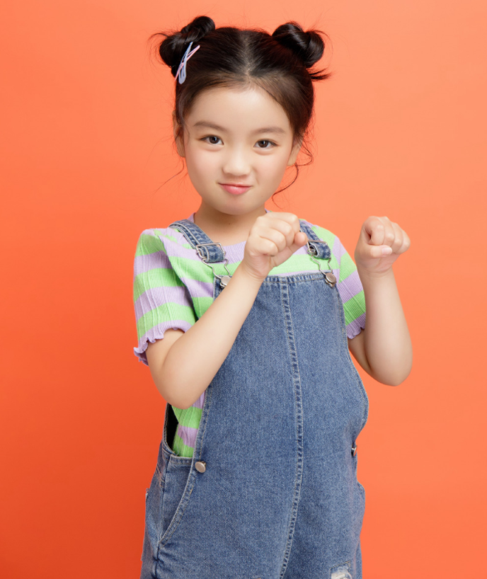 阿拉蕾生日时晒庆生照,7岁的阿拉蕾颜值飙升,却意外撞脸乔欣