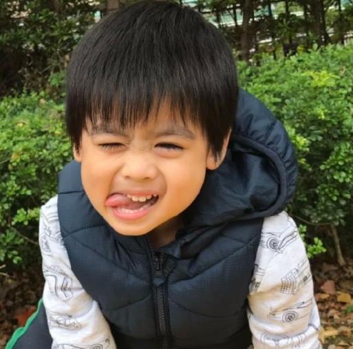 林志颖老婆晒4岁小儿子剪刘海,kyson吃蛋糕吐舌头惹争议