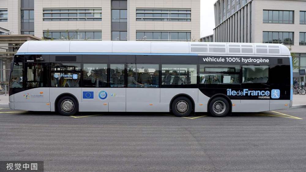 法国首辆氢动力巴士上路试运行