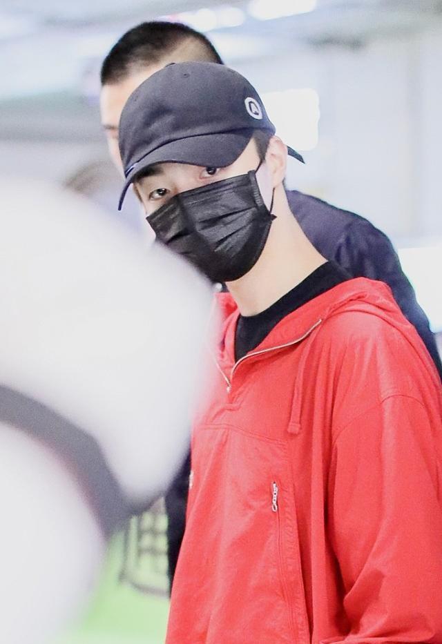 陈立农戴口罩机场现身,红色运动外套休闲帅气,搭红鞋看着好喜庆