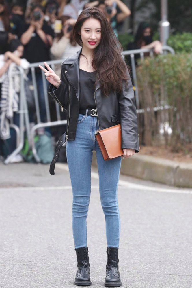 秋季想要"坐怀不乱",牛仔裤配马丁靴,依旧帅气十足