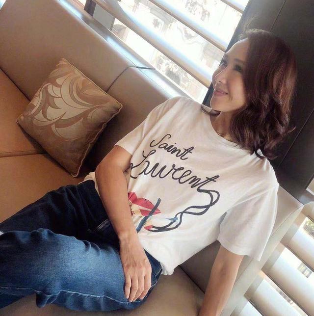 黎姿|豪气十足？阔太黎姿晒戴伊丽莎白泰勒项链拍照，配文深感荣幸