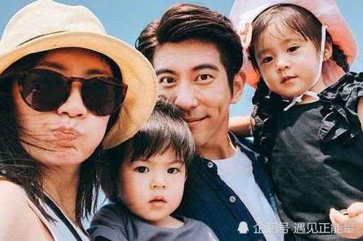贾静雯45岁生日 微博晒与三个女儿及老公合影照 满满的幸福感