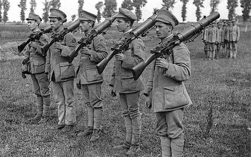 从一战爆发至1946年停产,刘易斯轻机枪的总产量为178550挺,其中英国