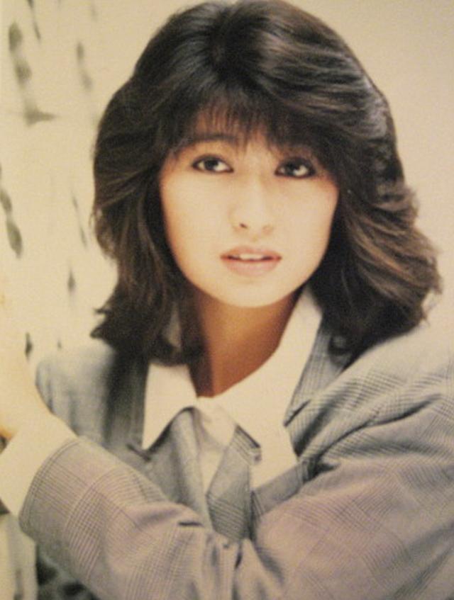 54岁歌手杨林退圈16年转行画家罕见露脸,迟暮美人气质仍出众