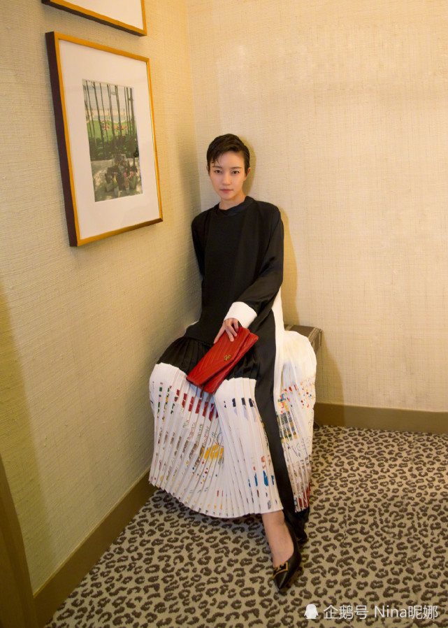 焦俊艳穿西装套装干净利落短发清爽减龄