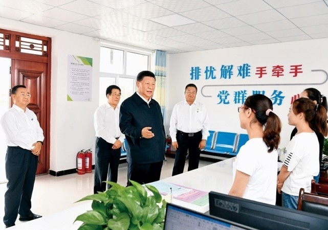 2019年8月21日上午，习近平在武威市古浪县黄花滩生态移民区富民新村党群服务中心考察。新华社记者 谢环驰 摄