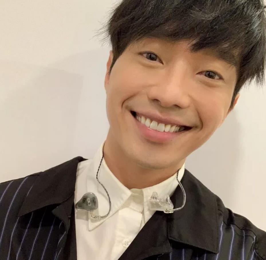 微笑王子只是人设张栋梁因强行微笑抑郁退圈38岁复出成这样