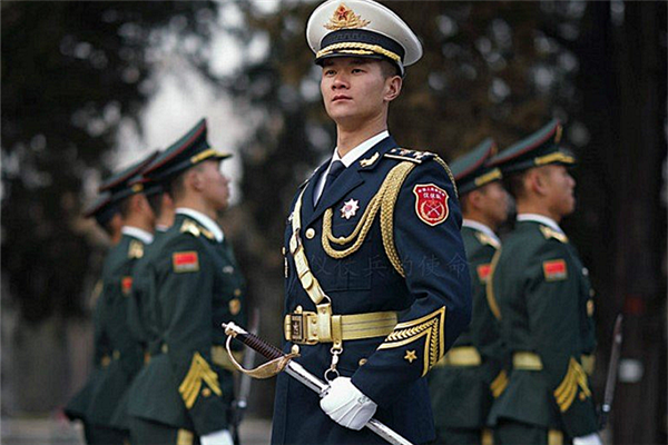 中国仪仗兵为啥要求不眨眼看完原因后网友既气愤又心疼