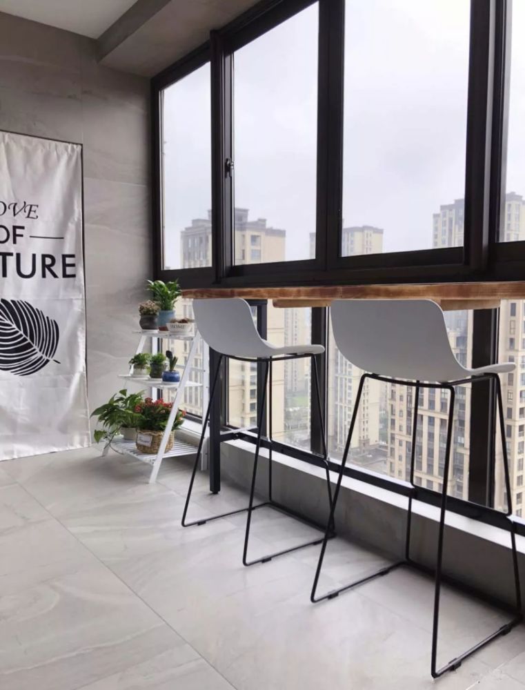 阳台都用来放洗衣机你有试过在这里做个吧台吗