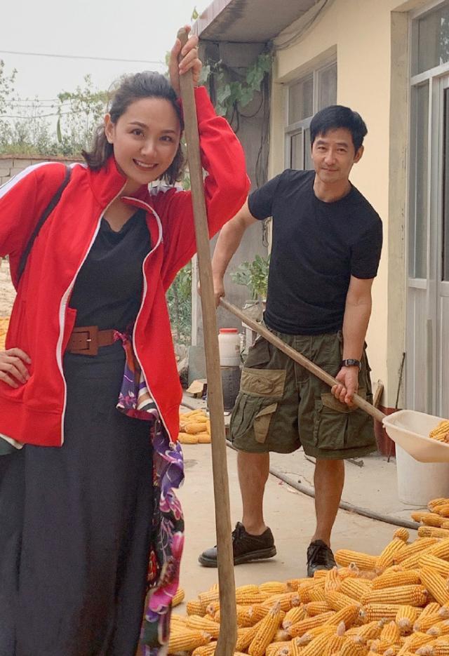 国庆节郭晓东带妻儿回山东老家收玉米,一股清流,十分接地气