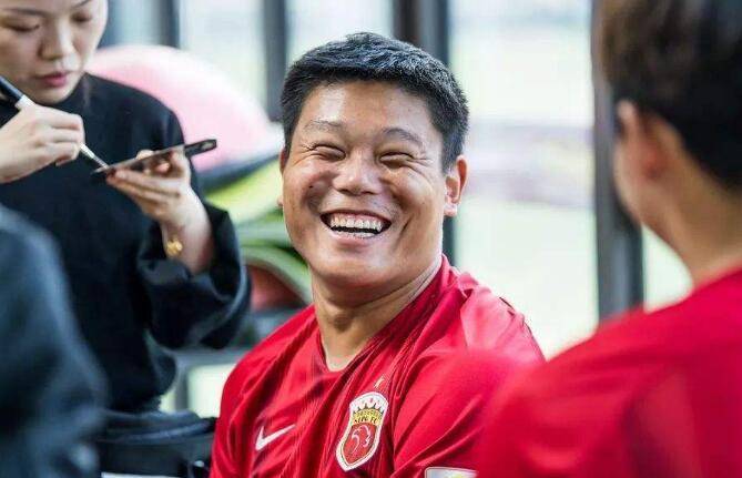 重压之下上港王牌终于主动求变表现可圈可点如今已成防守核心