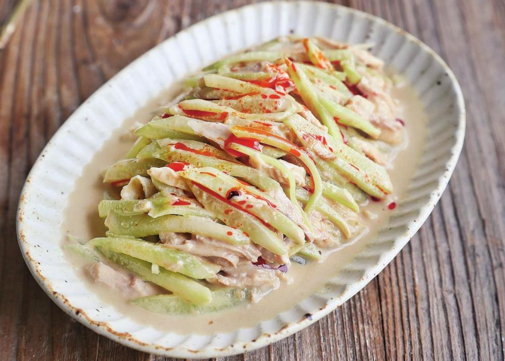 麻酱鸡丝,简单清爽的开胃小菜,鲜香细嫩,营养可口,好吃无负担