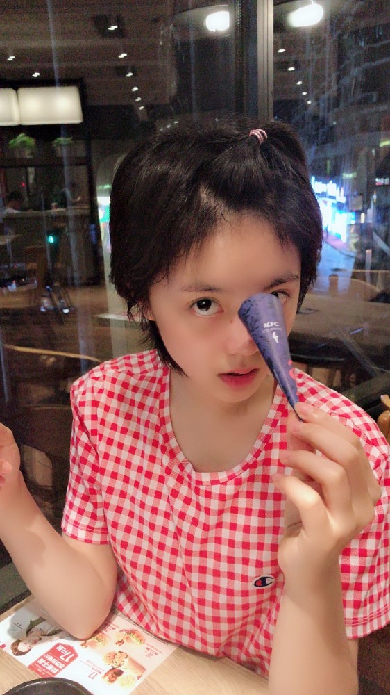 赵今麦回沈阳二中穿粉色连衣裙主持校庆17岁少女初长成