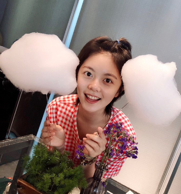 赵今麦回沈阳二中穿粉色连衣裙主持校庆17岁少女初长成