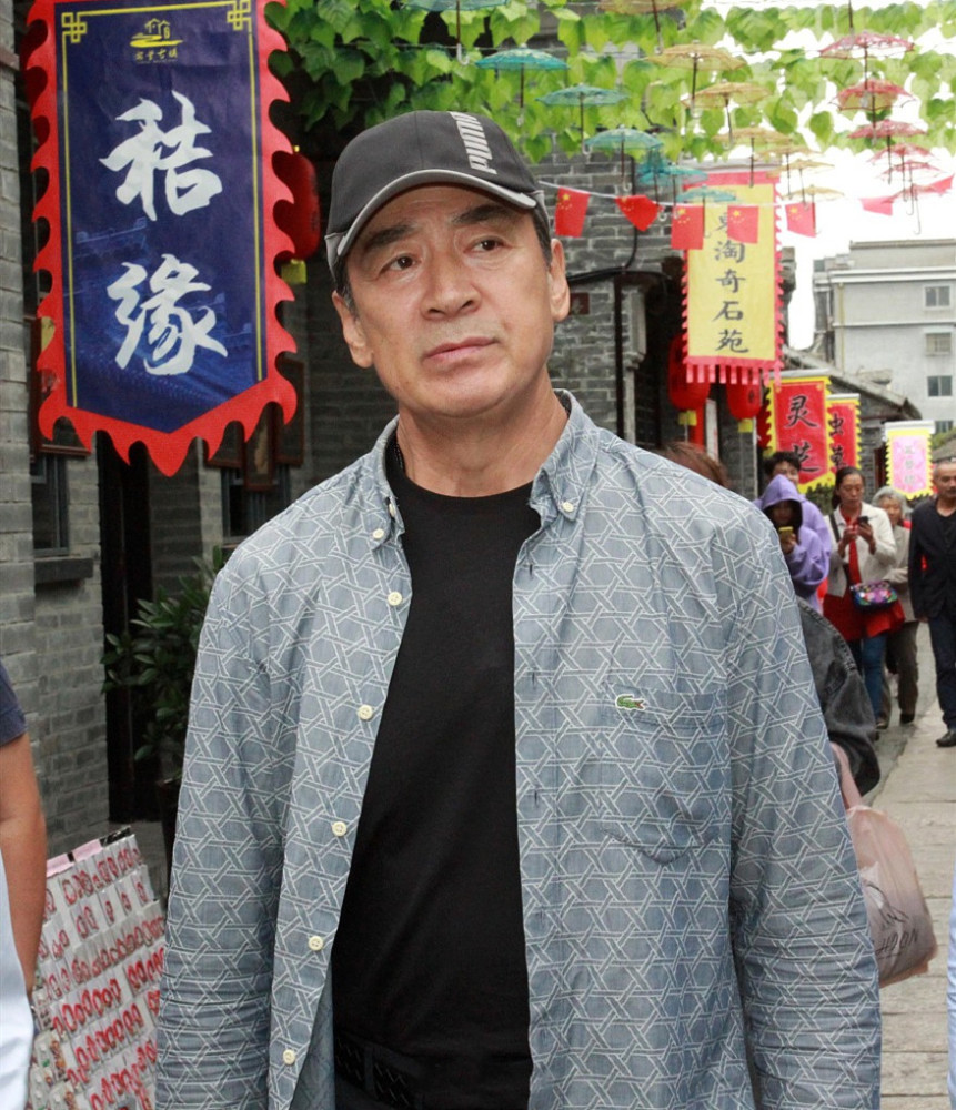 65岁"依萍爸"现身,型男穿搭风采更胜当年,男人果然老的慢