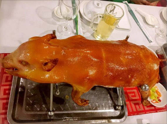 越南烤乳猪1千元1只看着好吃 切开肚子后 中国游客 不敢吃了 烤乳猪 越南 美食