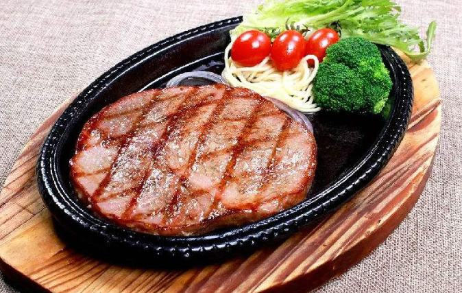 朋友吃牛排,坚持要十分熟,服务员一脸尴尬,老板