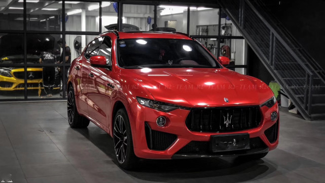 魅力红玛莎拉蒂开上街了 大家都躲开