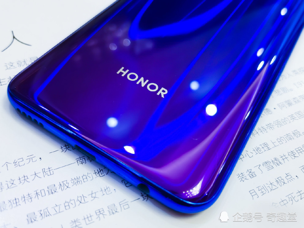 被低估的荣耀千元机?水滴屏 四摄 高颜值,仅1199