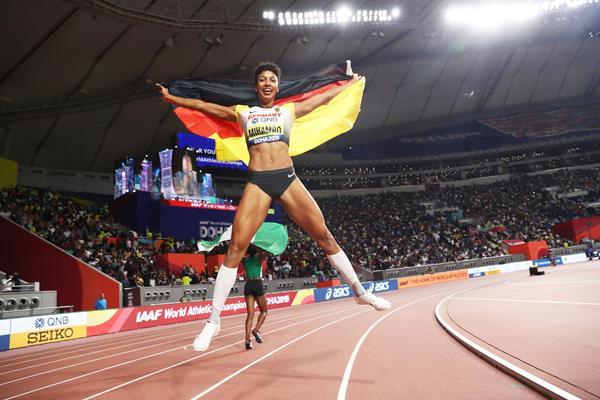 女子100米栏,美国包揽金银牌,阿里以12秒34的个人最好成绩夺冠,哈里森