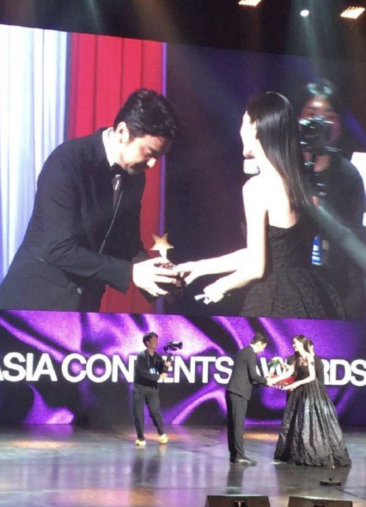 曾被导演批是条臭鱼 今成亚洲 视帝 与姚晨在街头庆祝