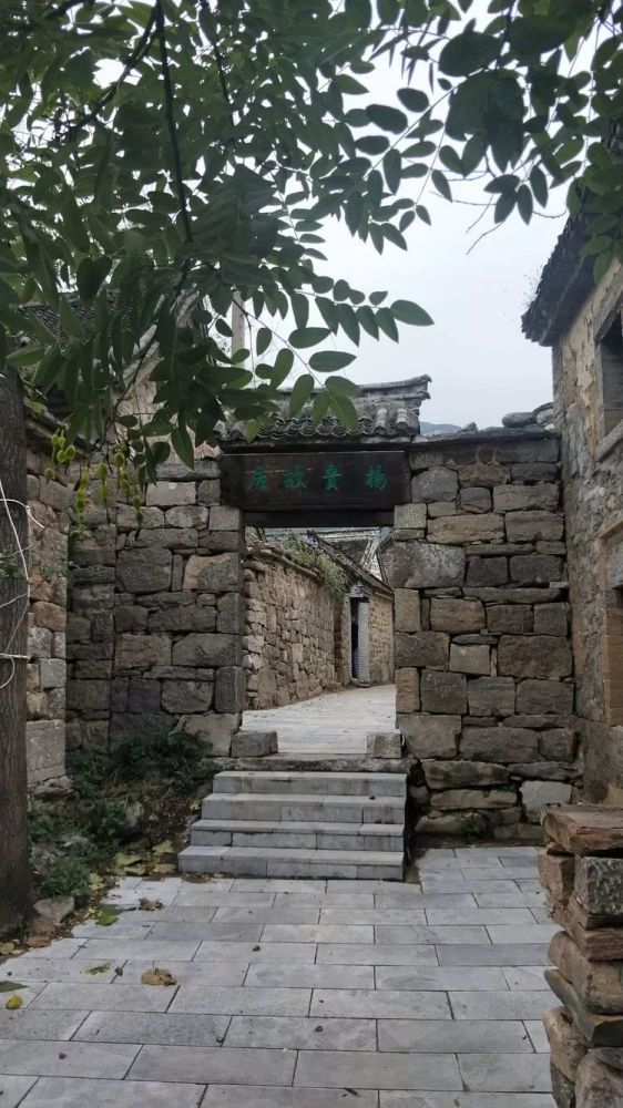 在卫辉山区的罗圈村,有杨贵先生的故居一处,杨贵先生去世后,当地党委