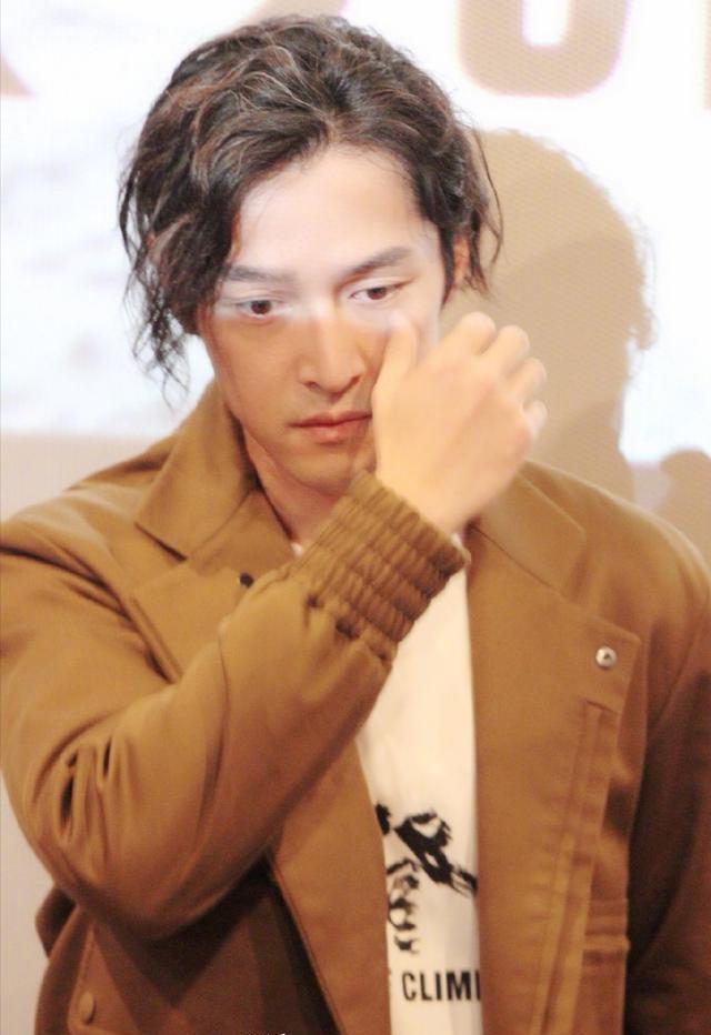 37岁胡歌,因这款微卷长发,颜值回升堪称"小鲜肉"