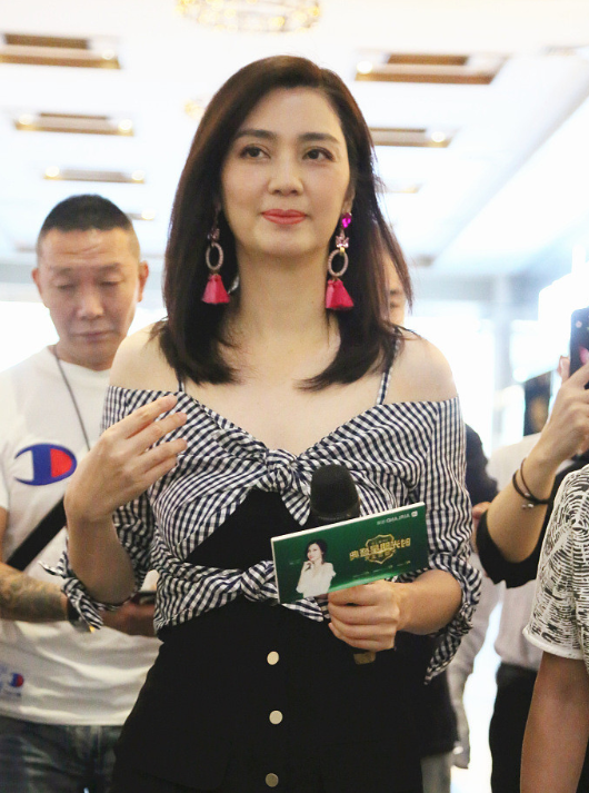 洪欣48岁不老穿包臀裙胯比肩宽可惜小腿暴露中年女性真实现状