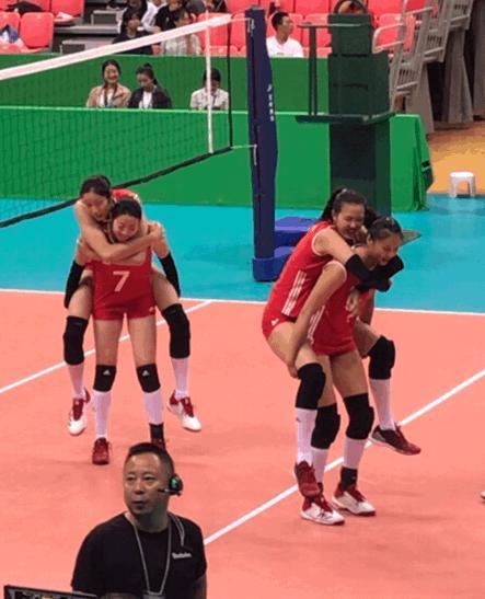 朱婷公主抱姚迪闹笑话,巴西女排也追星成龙