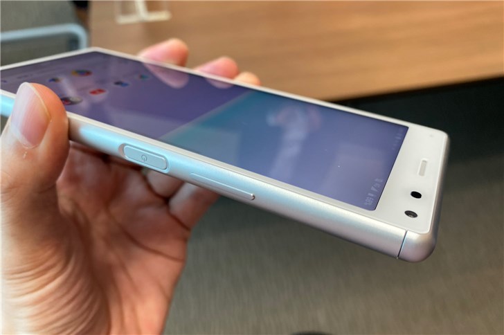 索尼xperia8真机解析索大法一定是吃错药了