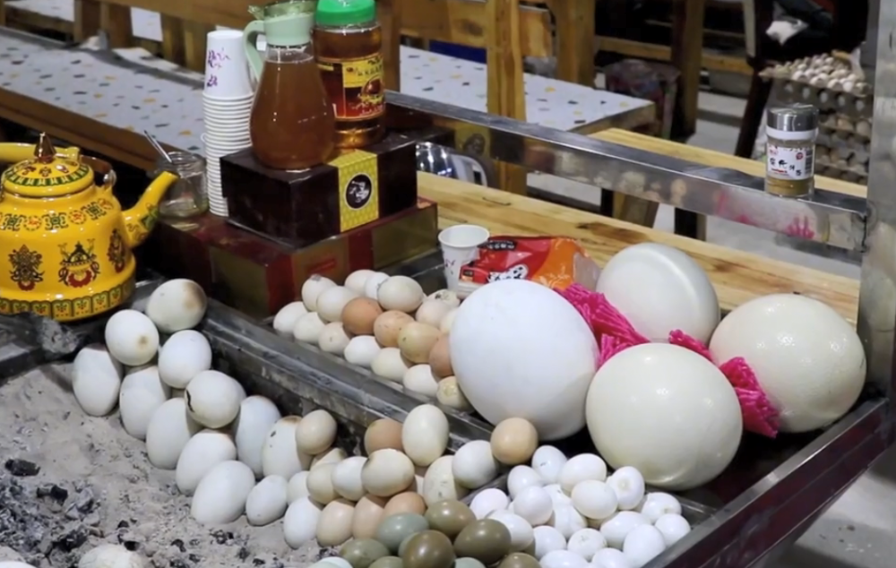 西北夜市最火的小吃一个三蛋一星卖50元混合了3种蛋类