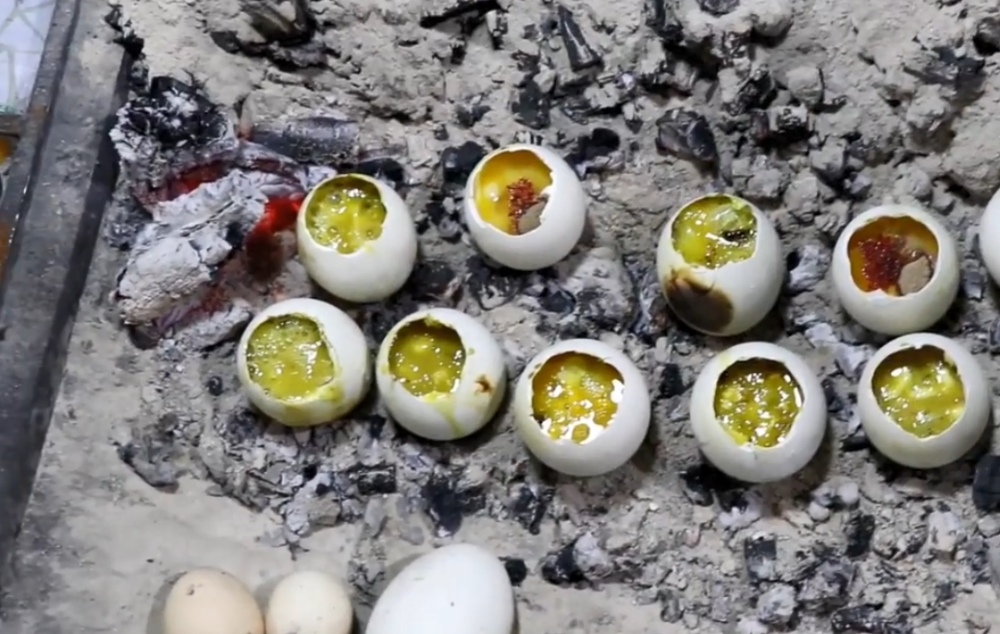 西北夜市最火的小吃一个三蛋一星卖50元混合了3种蛋类